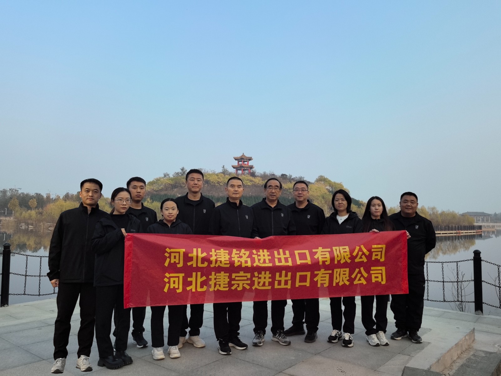 湖边.jpg